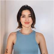 Soy Claudia, una profesional dedicada a la enseñanza, he centrado mis estudios y experiencia en entender y apoyar las necesidades.